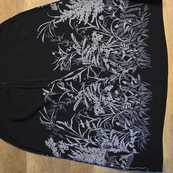 Old Navy- Black & Gray Floral A-Line Skirt. Size 16 - Picture 4 of 4